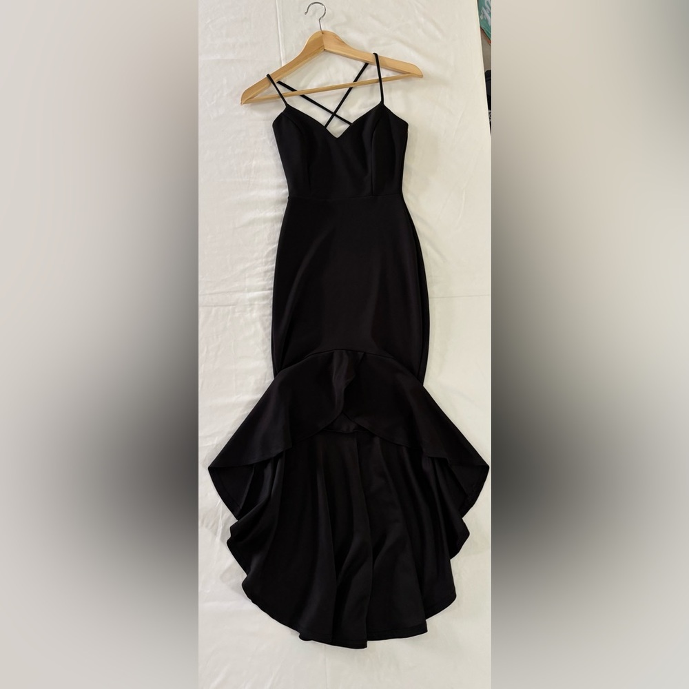Windsor Women’s Black Well-Refined Crepe Ruffled Midi Dress